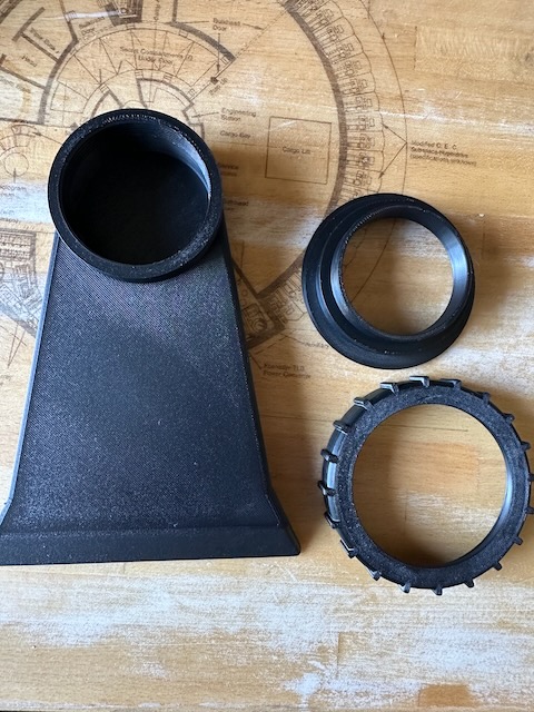 Adaptateur technique noir imprimé en 3D, présenté en plusieurs pièces